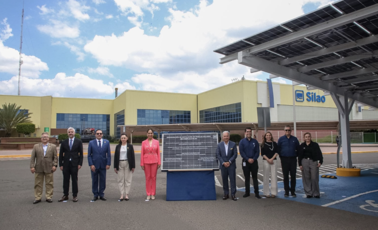 Inaugura Gobernadora la nueva instalación de paneles solares en GM Complejo Silao